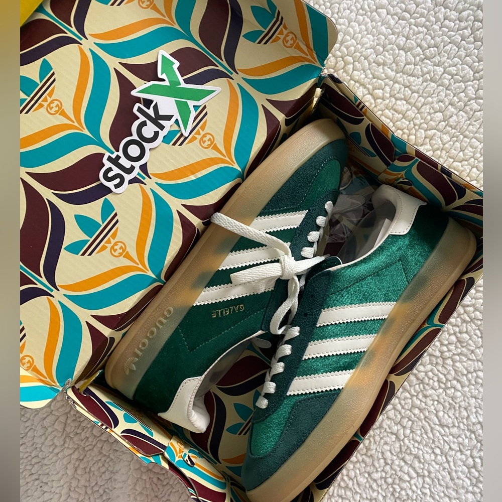 Men’s Gucci gazelles velvet green NWT